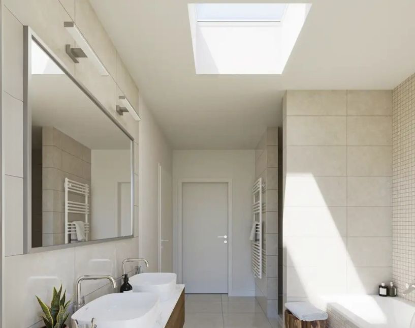 Střešní světlík přivádějící denní světlo do koupelny. Produkt značky VELUX v nabídce firmy.