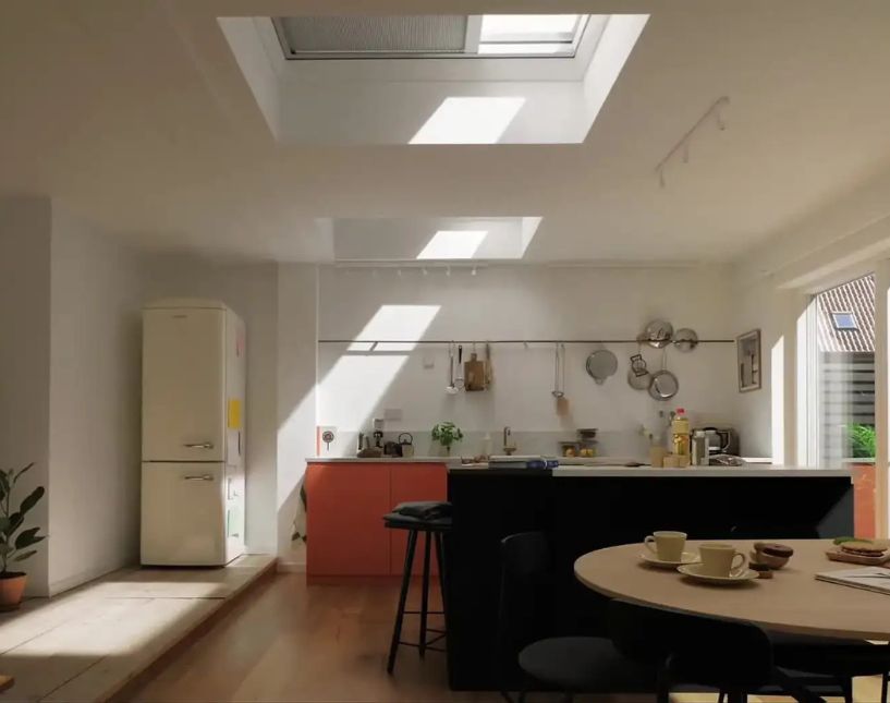 Stínicí clona instalovaná do střešního světlíku. Instalace prováděná proškoleným technikem.