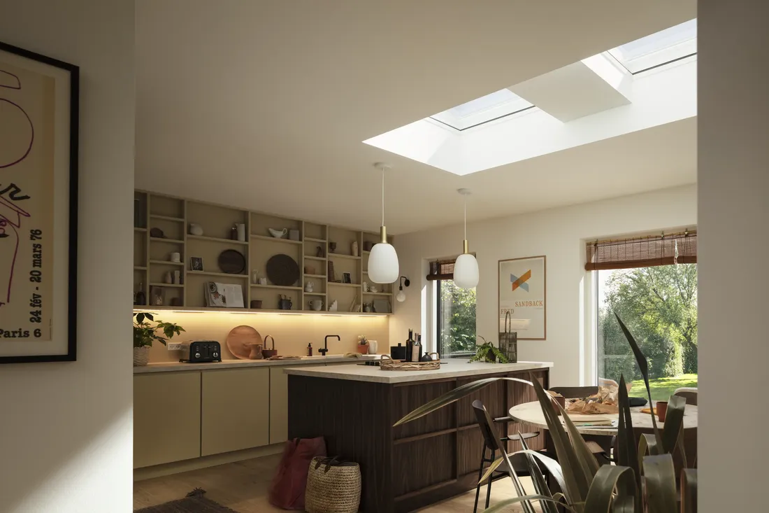 Dva střešní světlíky VELUX nad kuchyňskou linkou. Produkt značky VELUX v nabídce firmy.