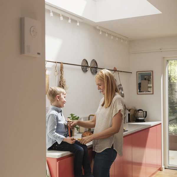 Dálkové ovládání střešního světlíku VELUX. Instalace prováděná proškoleným technikem.