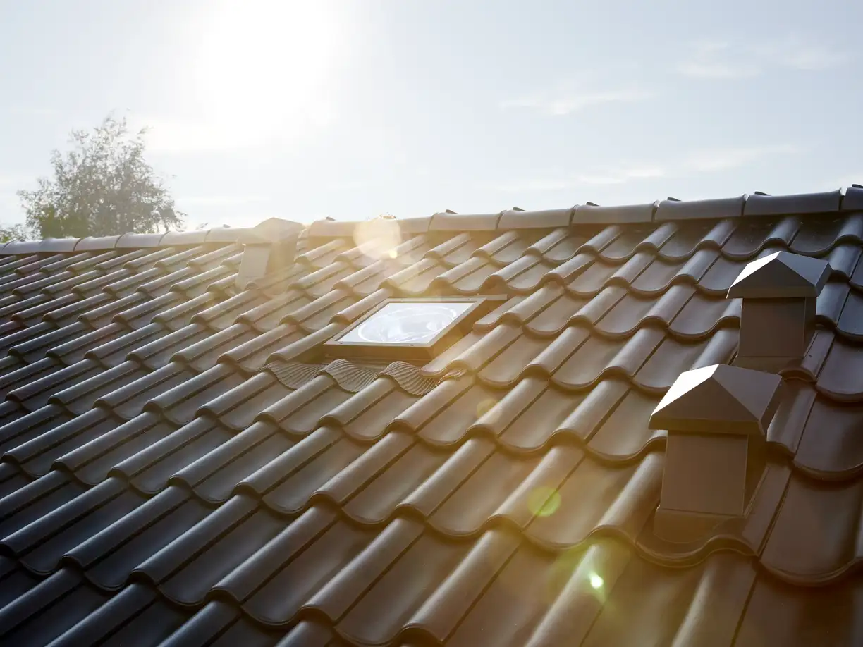 Světlovod VELUX zabudovaný do šikmé střechy. Řešení pro prosvětlení podkroví. Instalace prováděná proškoleným technikem.