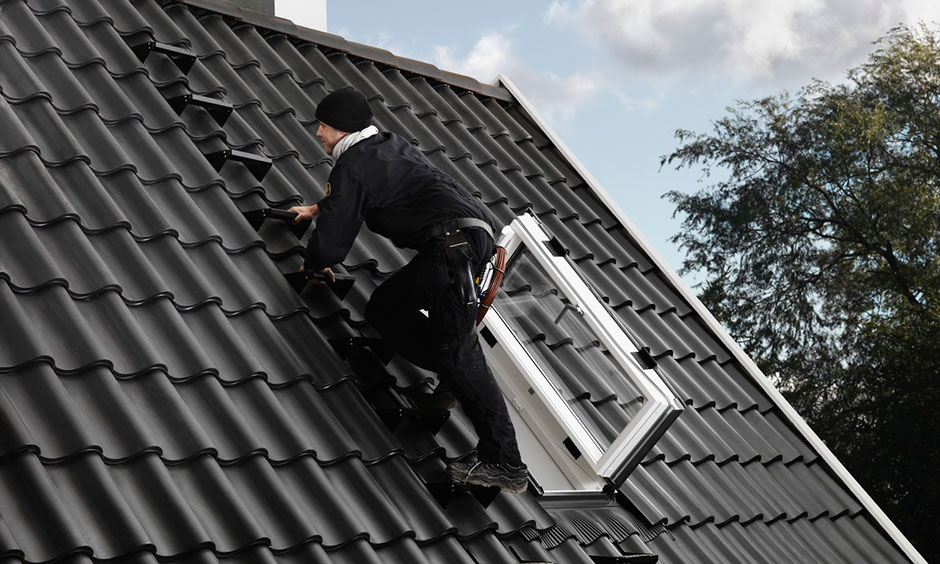 Střešní výlezy VELUX pro snadný přístup na střechu. Součást podkrovní rekonstrukce.