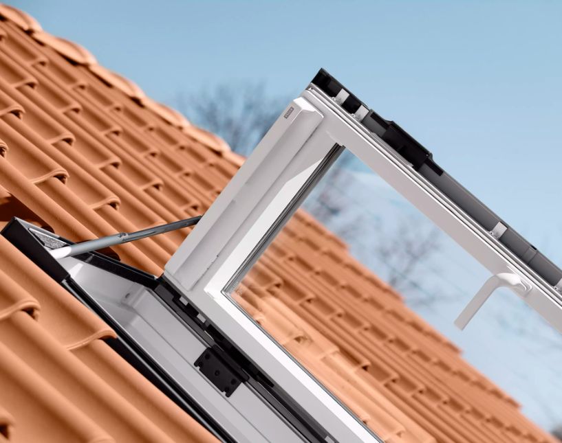 Zateplený střešní výlez VELUX. Produkt značky VELUX v nabídce firmy. Součást podkrovní rekonstrukce.