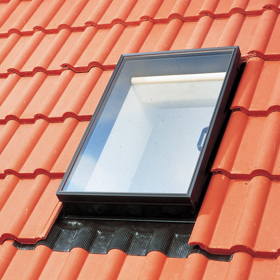 Střešní výlez VELUX pro nezateplené podkroví. Instalace prováděná proškoleným technikem.