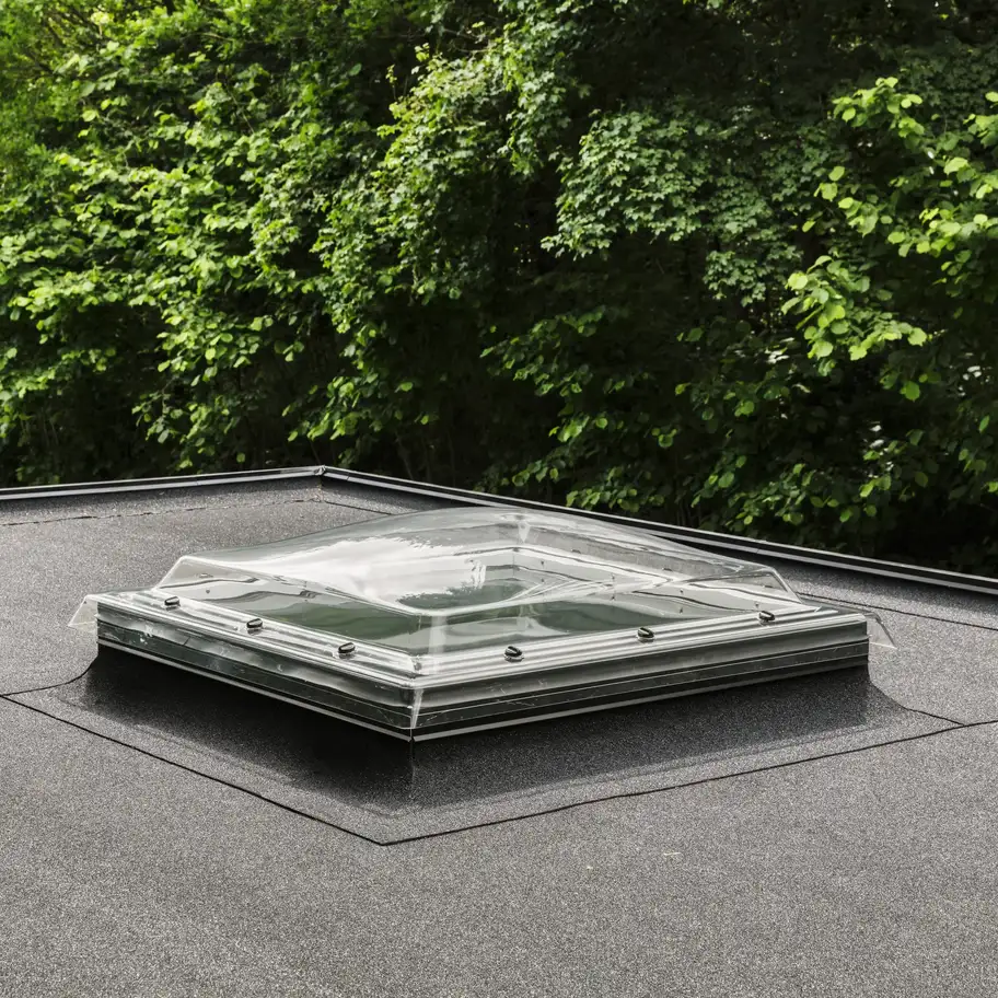 Kopulový světlík VELUX osazený na ploché střeše. Řešení pro prosvětlení podkroví.