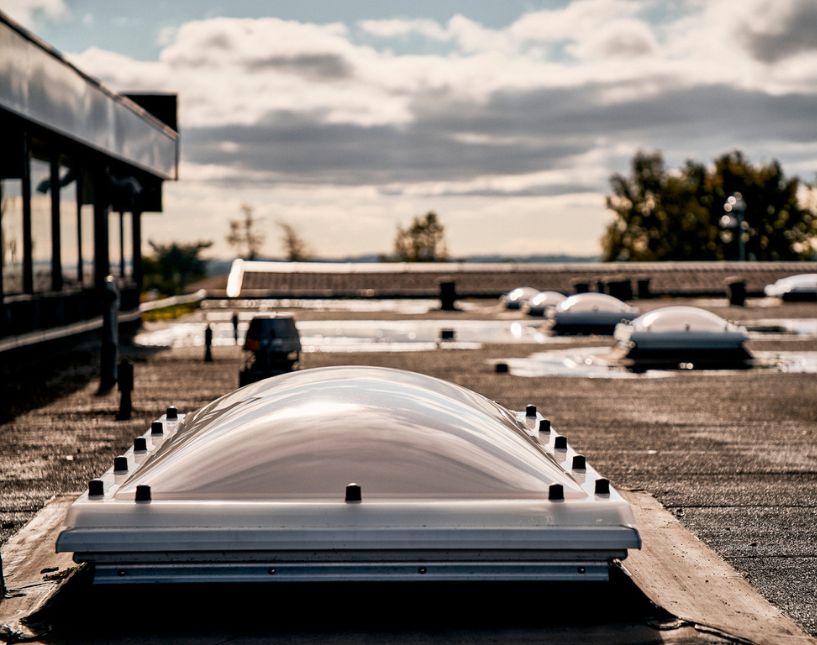 Základní kopulový světlík VELUX na ploché střeše. Součást podkrovní rekonstrukce.