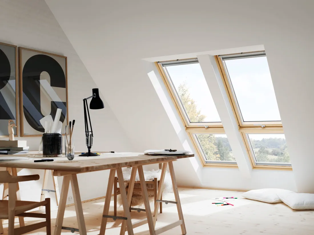 Šikmá sestava střešních oken VELUX v podkroví. Produkt značky VELUX v nabídce firmy.