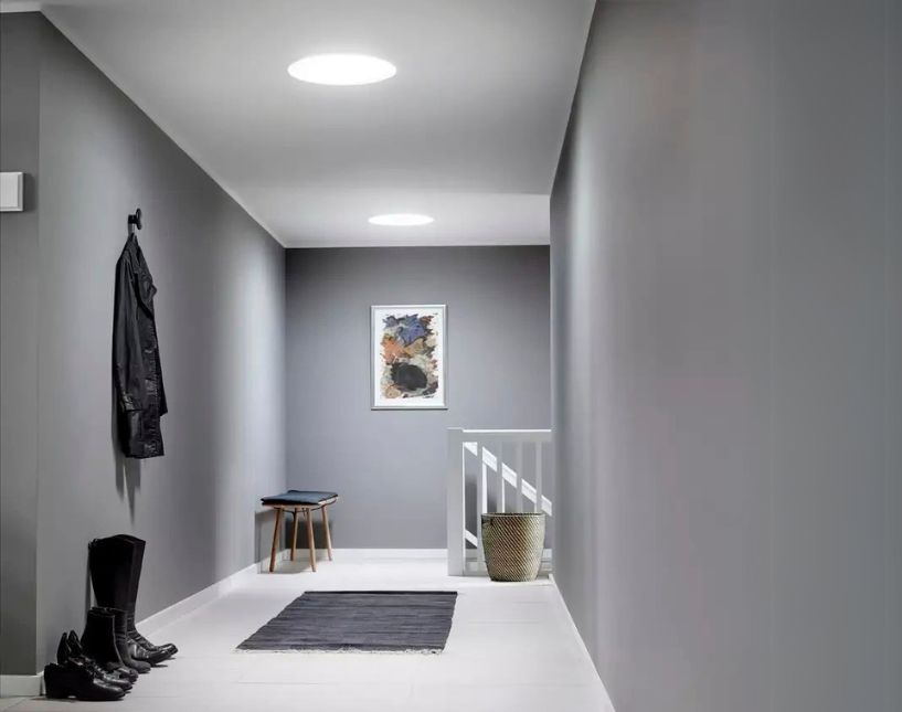 Světlovod VELUX po dokončené instalaci do stropu. Produkt značky VELUX v nabídce firmy.