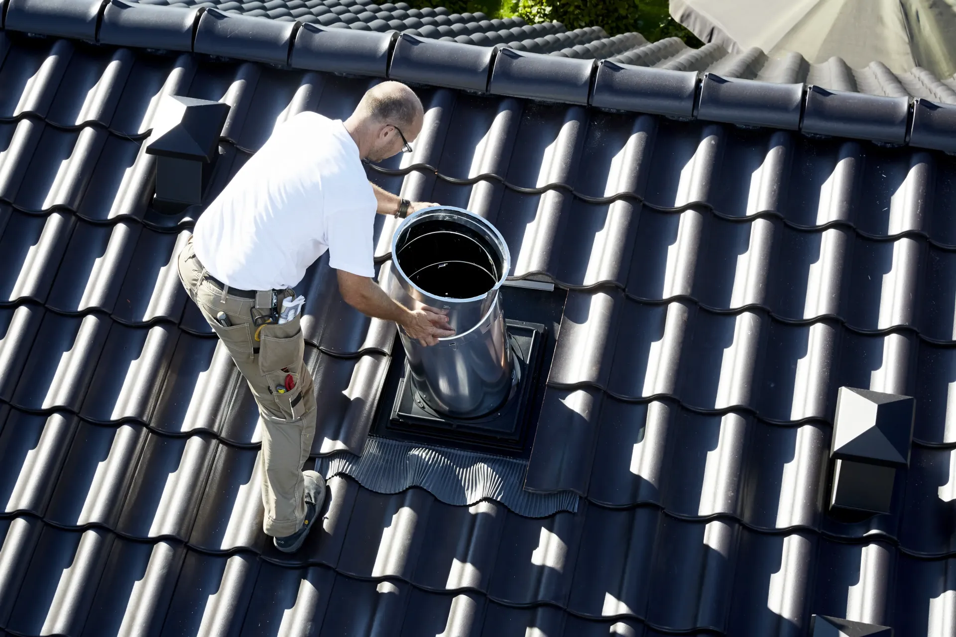 Montáž světlovodu VELUX do střechy. Instalace prováděná proškoleným technikem. Produkt značky VELUX v nabídce firmy.