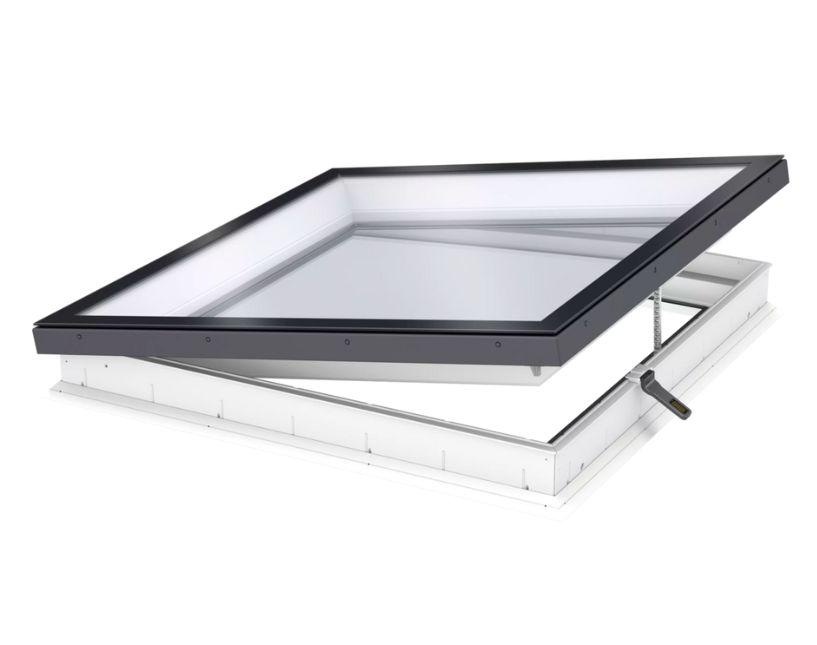 Střešní světlík s plochým zasklením. Produkt značky VELUX v nabídce firmy. Součást podkrovní rekonstrukce.
