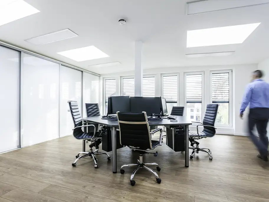 Střešní světlík VELUX instalovaný ve veřejné budově. Instalace prováděná proškoleným technikem.