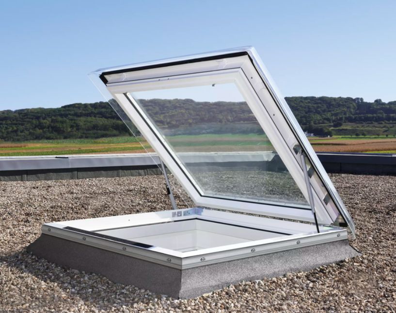 Střešní výlez VELUX CXP pro přístup na střechu. Řešení pro prosvětlení podkroví.
