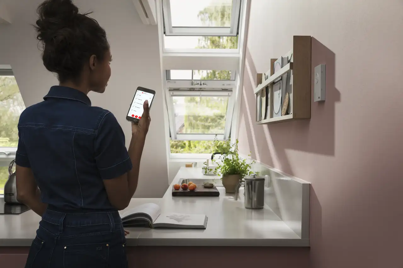 Dálkové ovládání střešních oken VELUX. Produkt značky VELUX v nabídce firmy. Součást podkrovní rekonstrukce.
