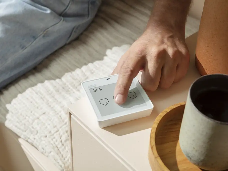Ovladač VELUX Active pro automatizaci střešních oken. Řešení pro prosvětlení podkroví.