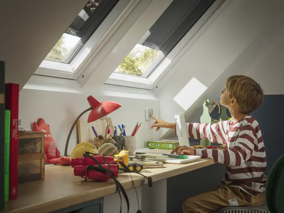 Nástěnný dotykový ovladač VELUX pro střešní okna a žaluzie. Produkt značky VELUX v nabídce firmy.