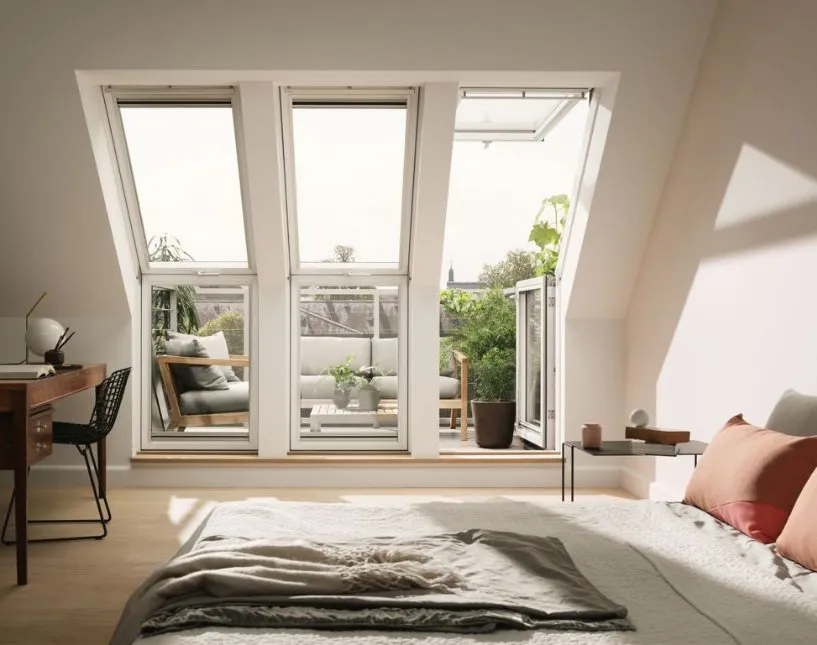 Střešní terasa VELUX v bílém provedení. Řešení pro prosvětlení podkroví. Instalace prováděná proškoleným technikem.