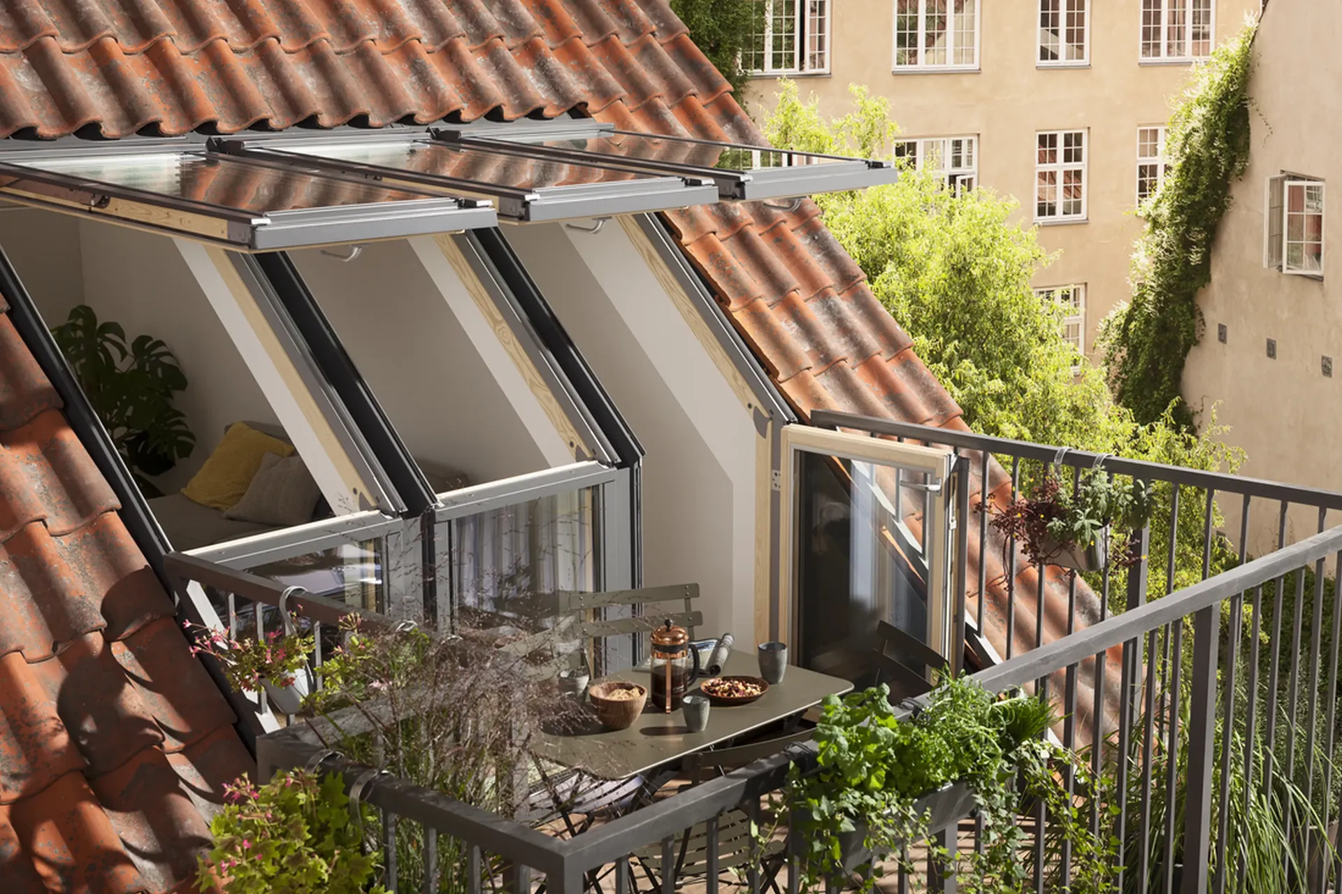 Otevřený střešní balkon VELUX GEL, pohled z exteriéru. Součást podkrovní rekonstrukce.