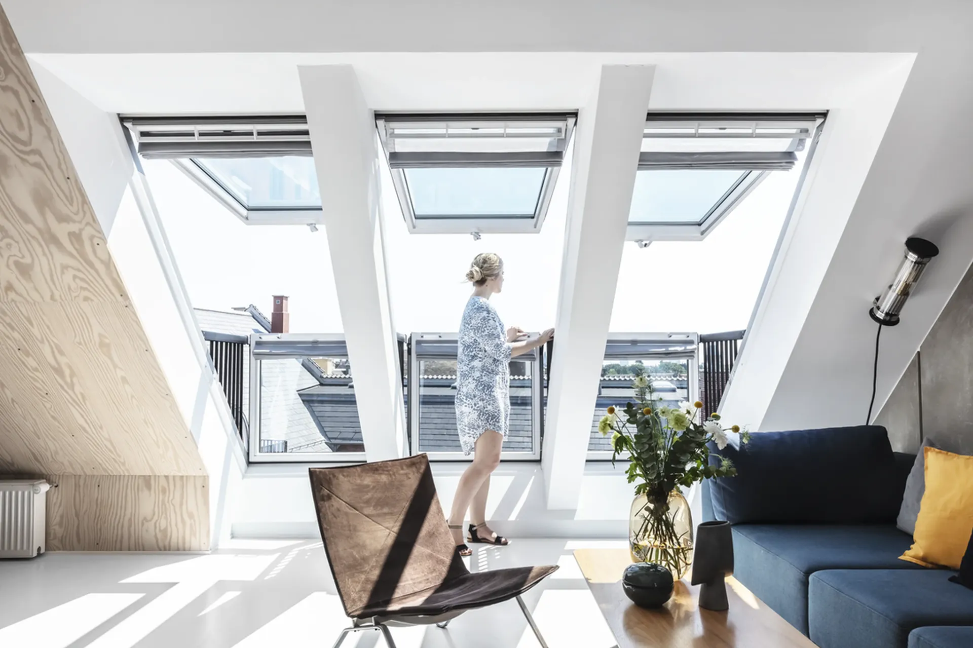 Sestava tří oken bílého střešního balkonu VELUX, pohled zevnitř. Řešení pro prosvětlení podkroví.