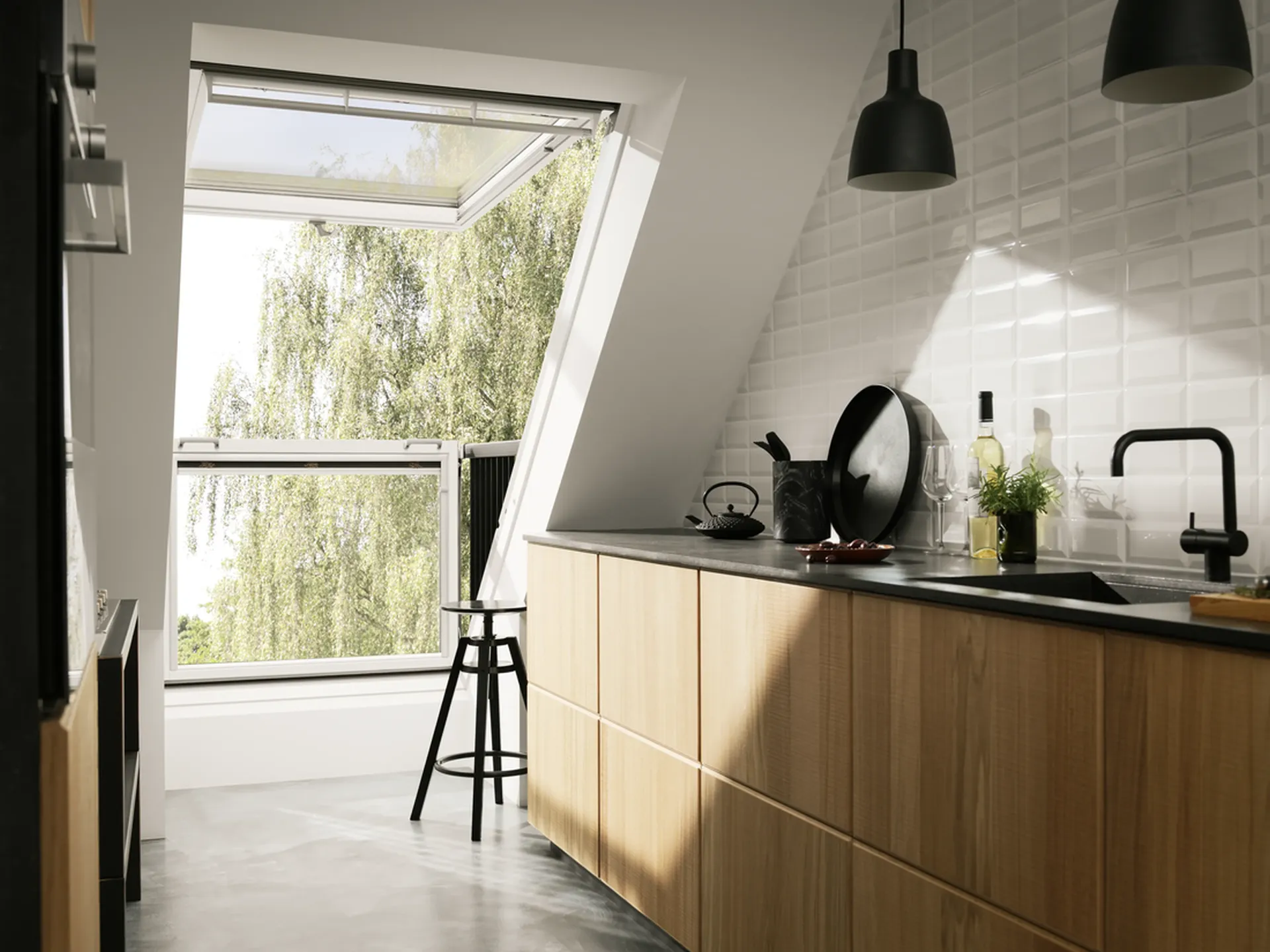 Bílý střešní balkon VELUX v podkrovní kuchyni. Součást podkrovní rekonstrukce. Řešení pro prosvětlení podkroví.