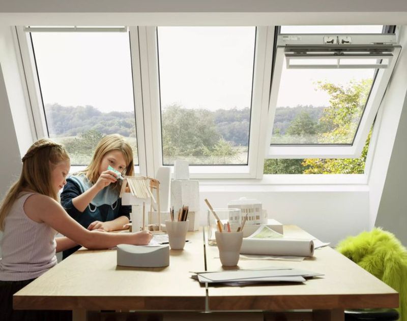 Kyvné střešní okno VELUX v sestavě 3v1. Instalace prováděná proškoleným technikem.