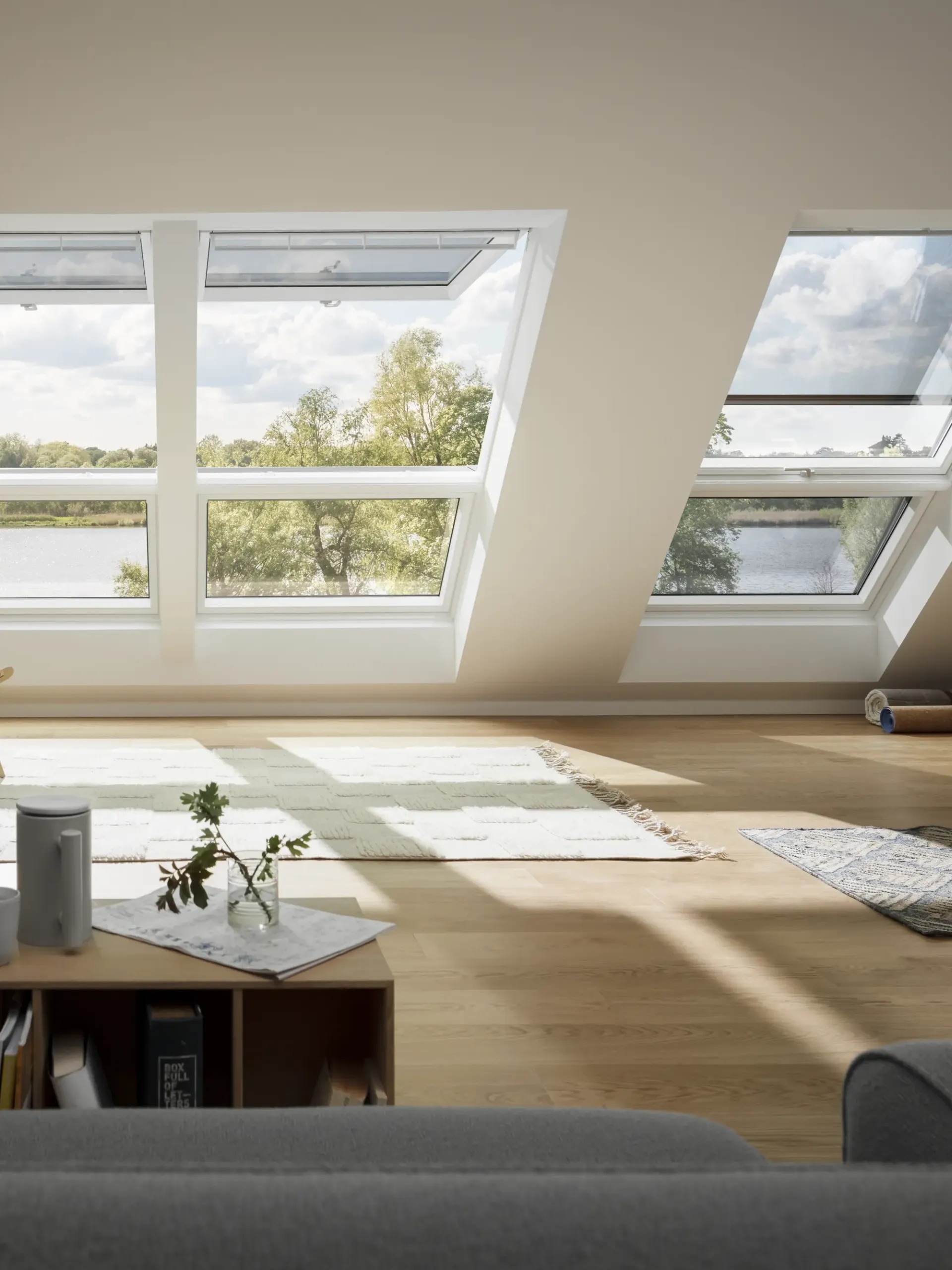 Šikmá sestava čtyř střešních oken VELUX. Instalace prováděná proškoleným technikem.