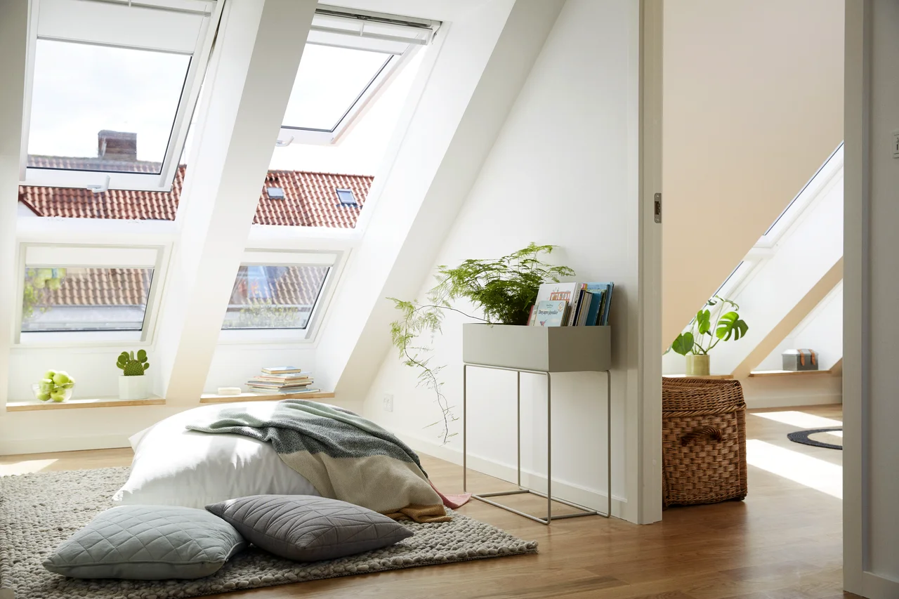 Výklopně-kyvné střešní okno VELUX v otevřené poloze. Řešení pro prosvětlení podkroví.