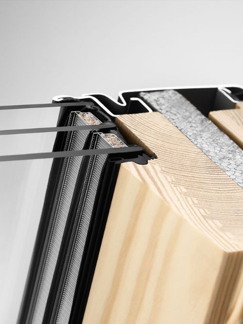 Řez střešním oknem VELUX s trojsklem. Součást podkrovní rekonstrukce. Řešení pro prosvětlení podkroví.