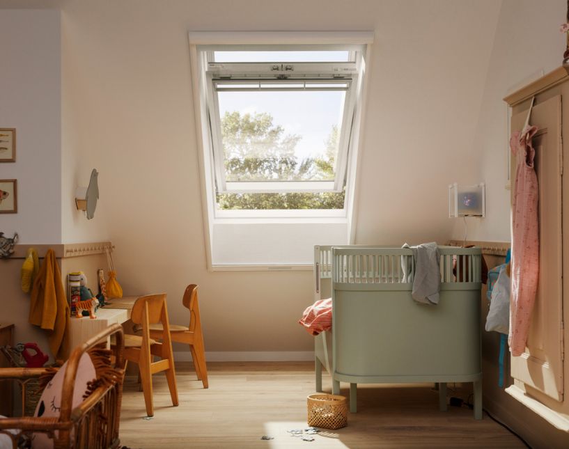 Bílá síť proti hmyzu do střešního okna VELUX. Řešení pro prosvětlení podkroví. Instalace prováděná proškoleným technikem.