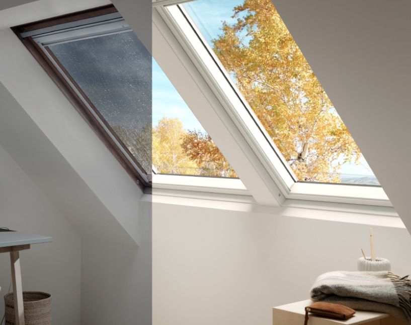 Technik provádí výměnu střešního okna VELUX. Produkt značky VELUX v nabídce firmy.
