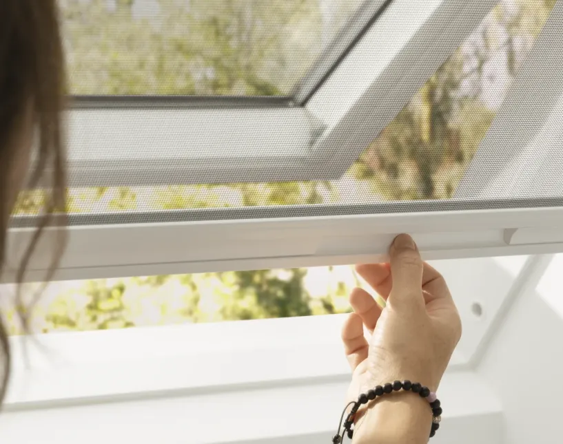 Síť proti hmyzu nasazená na střešní okno VELUX. Součást podkrovní rekonstrukce. Řešení pro prosvětlení podkroví.