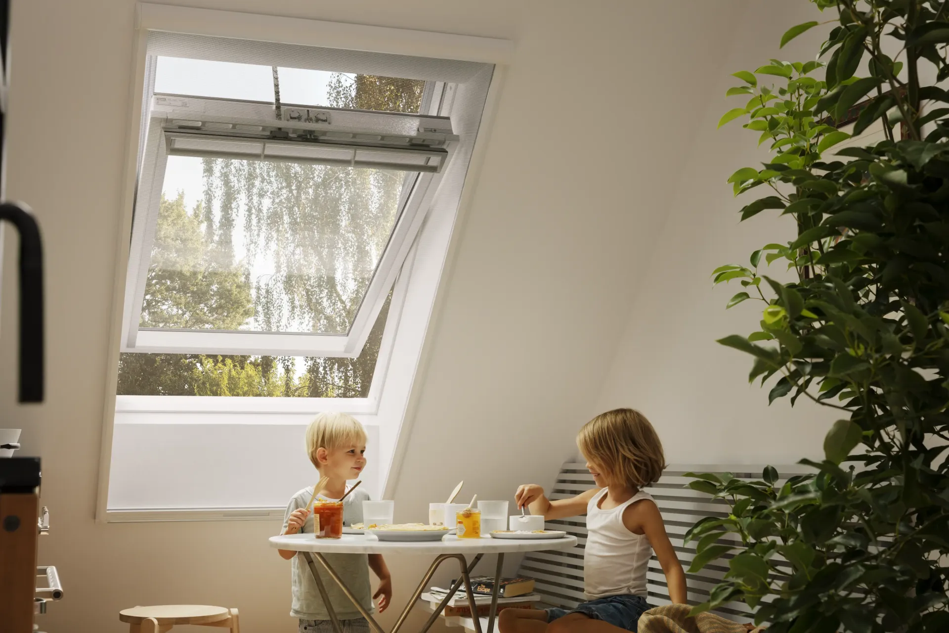 Síť proti hmyzu na střešní okno VELUX. Produkt značky VELUX v nabídce firmy. Součást podkrovní rekonstrukce.
