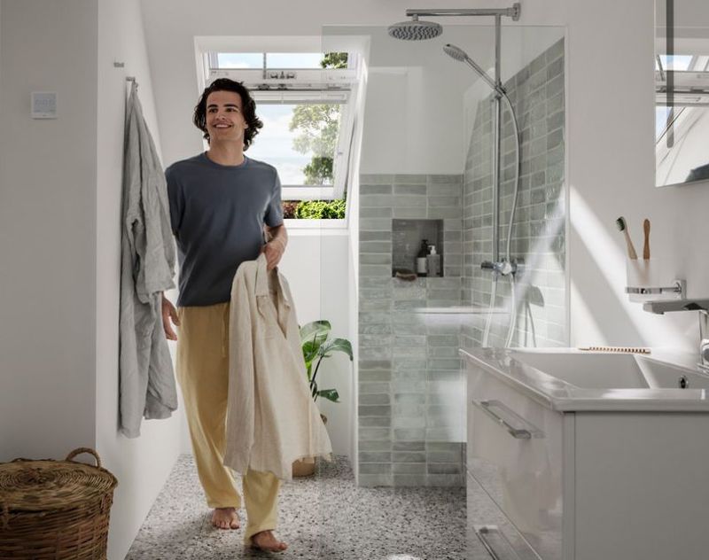 Střešní okno VELUX nad podkrovní koupelnou. Řešení pro prosvětlení podkroví. Instalace prováděná proškoleným technikem.