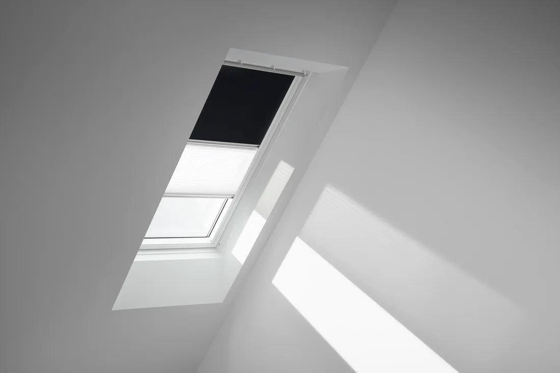 Kombinovaná roleta den a noc na střešním okně VELUX. Instalace prováděná proškoleným technikem.
