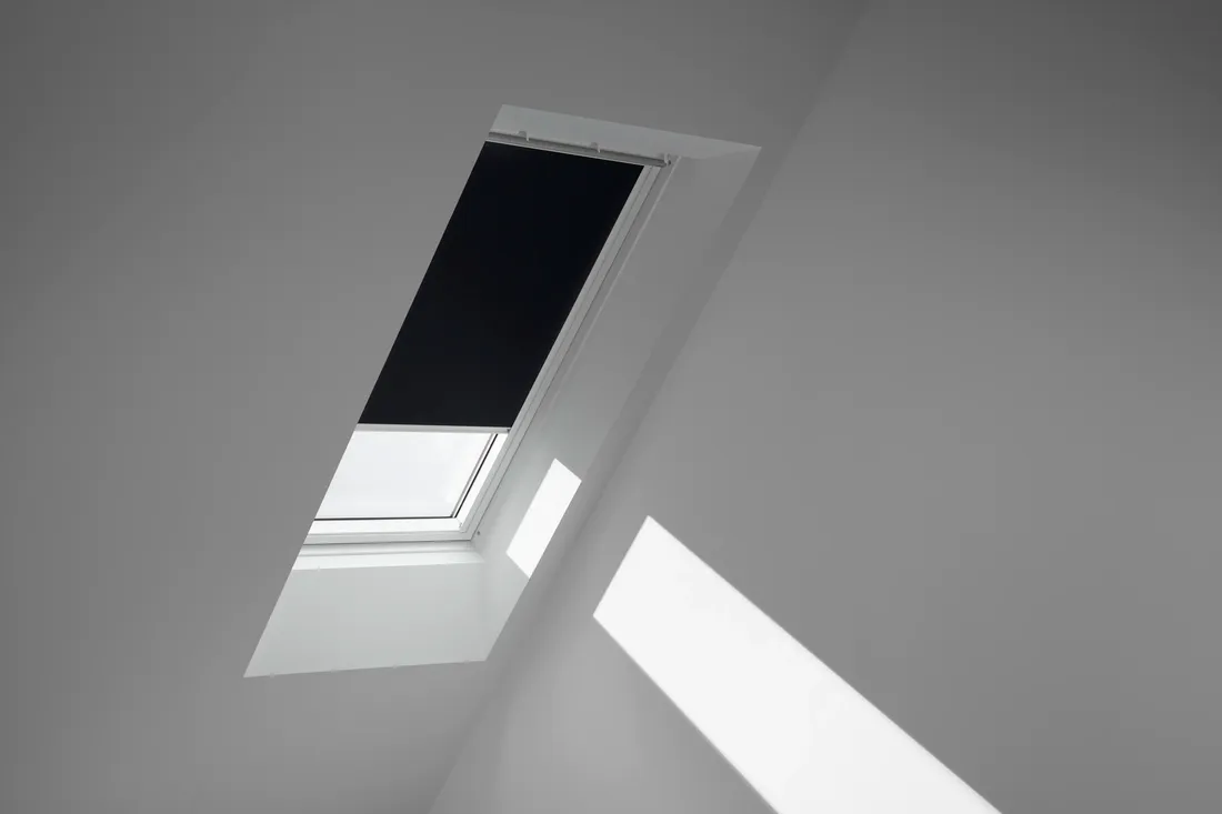 Zatemňující roleta na střešním okně VELUX. Řešení pro prosvětlení podkroví. Instalace prováděná proškoleným technikem.