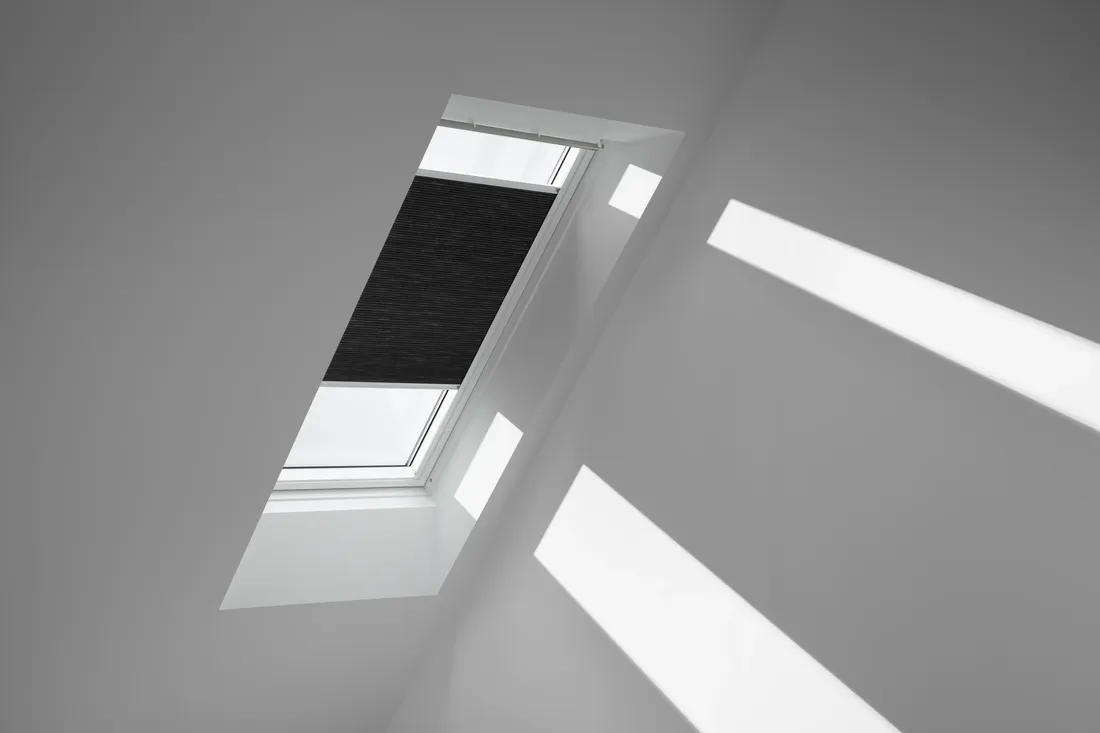 Dvojitá plisovaná roleta den a noc na střešním okně VELUX. Součást podkrovní rekonstrukce.