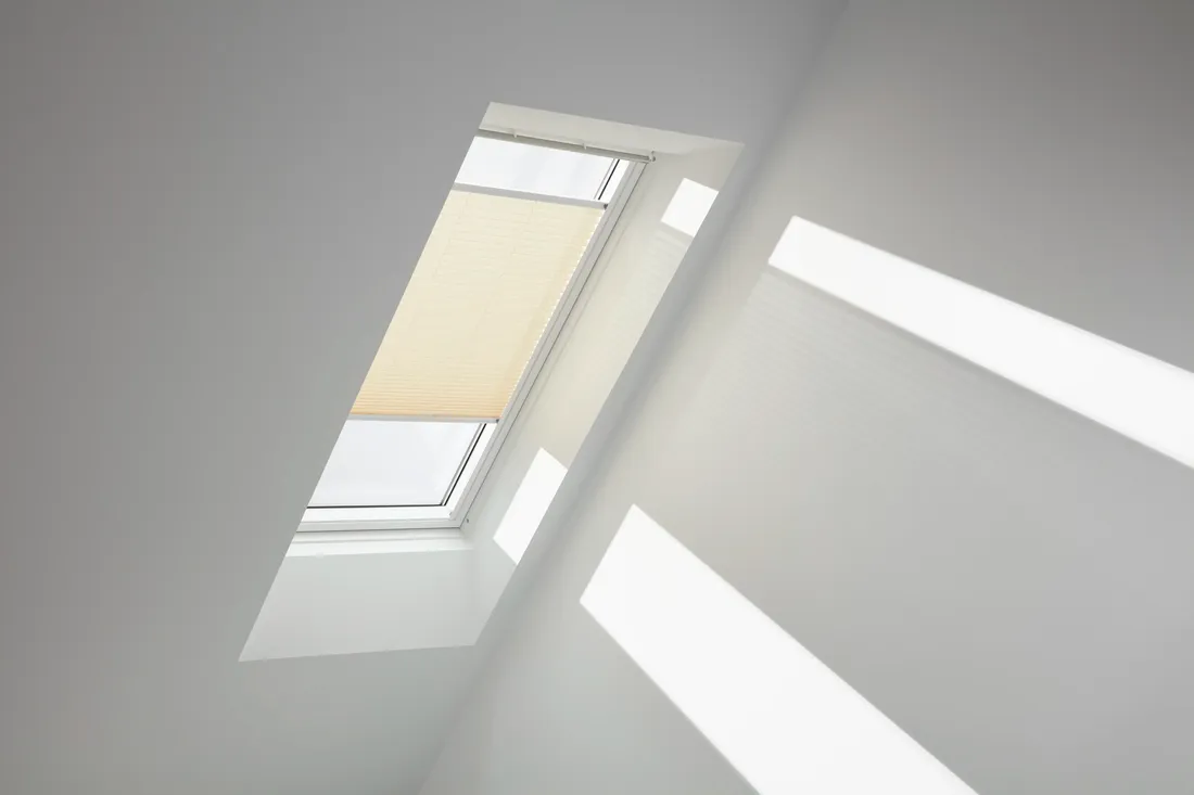 Plisovaná roleta na střešním okně VELUX. Produkt značky VELUX v nabídce firmy. Součást podkrovní rekonstrukce.