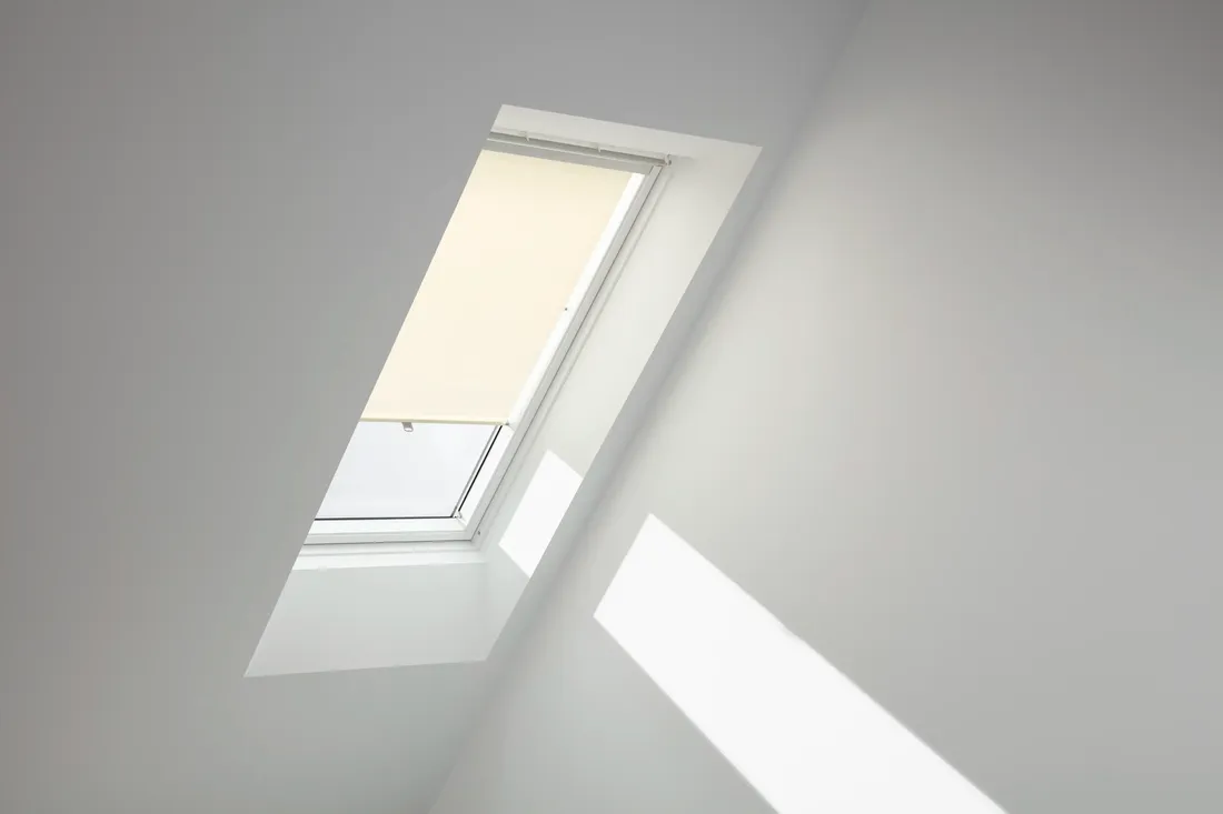 Zatemňovací roleta na střešním okně VELUX. Instalace prováděná proškoleným technikem.