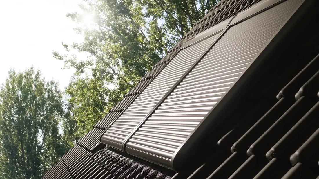 Hliníková venkovní roleta na střešním okně VELUX. Instalace prováděná proškoleným technikem.