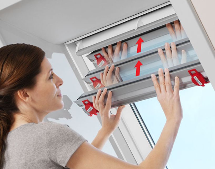 Montáž stínicí techniky na střešní okno VELUX. Řešení pro prosvětlení podkroví. Instalace prováděná proškoleným technikem.