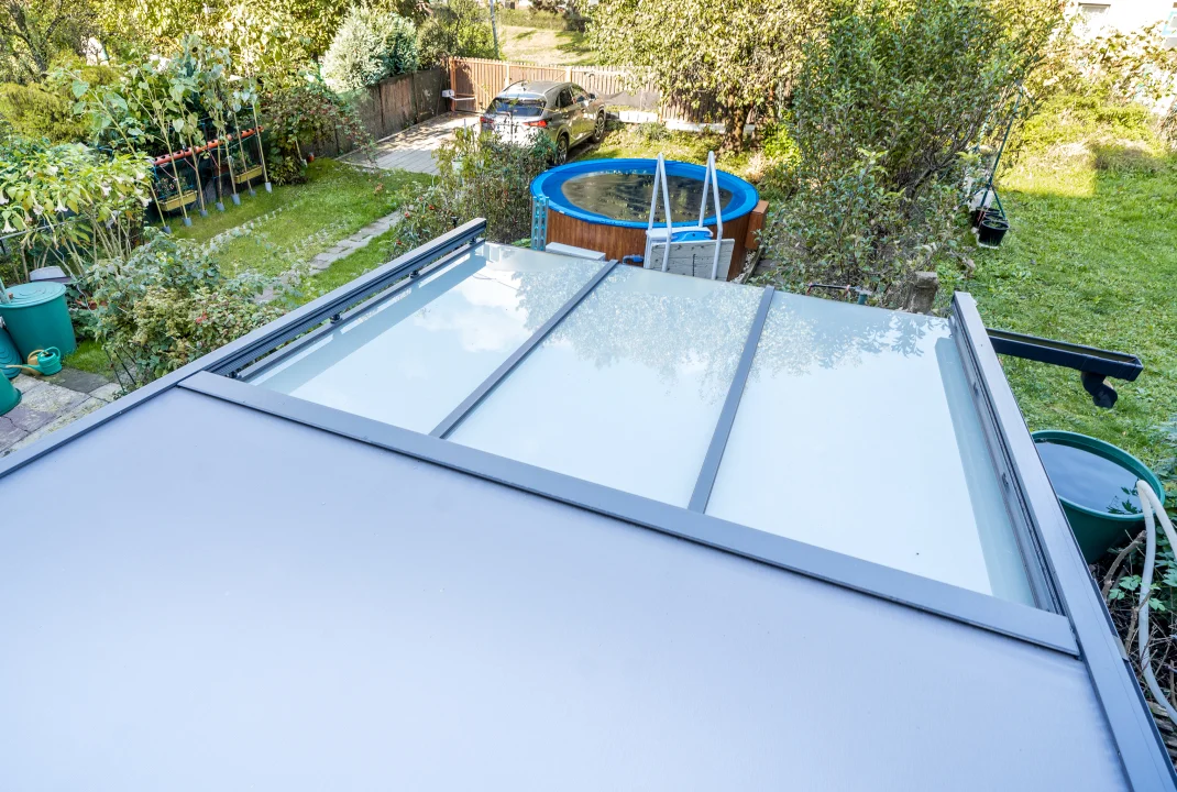 Skleněná pergola se stínicí technikou realizovaná v Brně, boční pohled. Realizace na zahradě rodinného domu (detailní záběr).