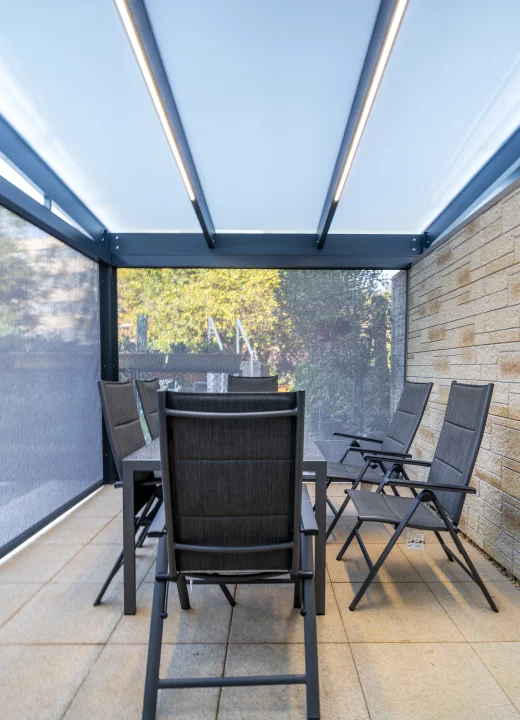 Skleněná pergola se stínicí technikou realizovaná v Brně, pohled od domu. Model z nabídky firmy Šenk PSO (detailní záběr).