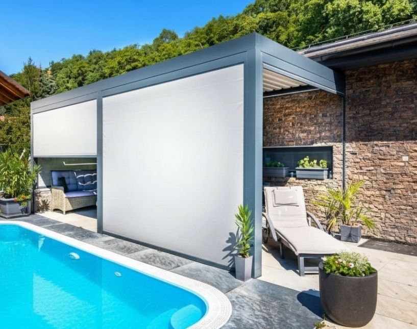 Hliníková pergola u bazénu s bočním stíněním. Součást aktuální nabídky pergol. Model z nabídky firmy Šenk PSO.
