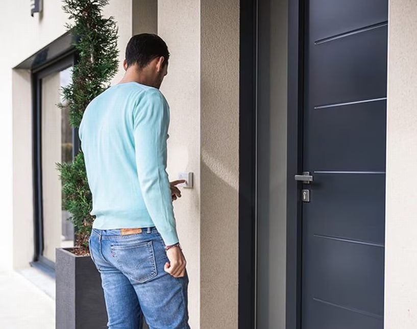 Odemykání vchodových dveří číselným kódem přes Somfy Door Keeper. Součást realizace firmy Šenk PSO.