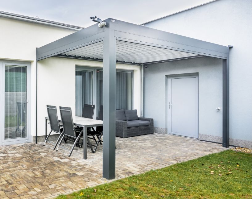 Pergola vybavená dešťovým a větrným čidlem Somfy. Součást aktuální nabídky pergol.