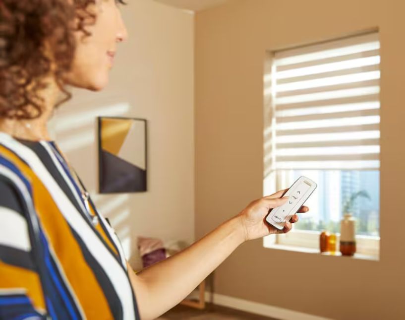 Dálkový ovladač Somfy pro ovládání stínicí techniky. Ukázka z aktuální nabídky produktů.