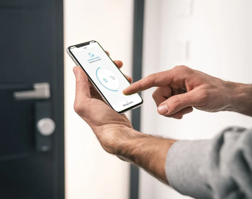 Mobilní aplikace k chytrému zámku Somfy Door Keeper. Ukázka z aktuální nabídky produktů (detailní záběr).