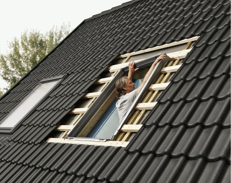 Montáž zateplovacího rámu BDX kolem střešního okna VELUX. Produkt značky VELUX v nabídce firmy.