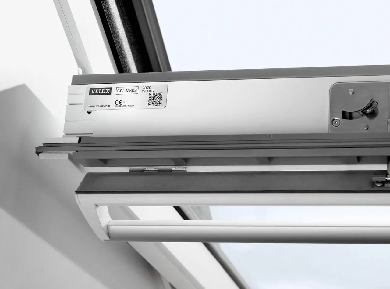 Identifikační štítek s výrobními údaji na střešním okně VELUX. Řešení pro prosvětlení podkroví.