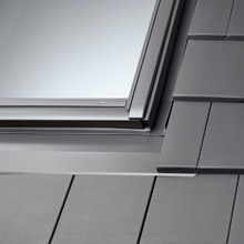 Produktový náhled stínicí techniky EDT k roletě VELUX. Součást podkrovní rekonstrukce.
