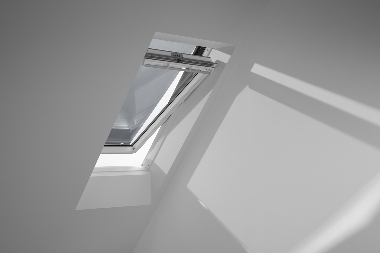 Střešní okno s bezúdržbovým plastovým ostěním. Řešení pro prosvětlení podkroví. Instalace prováděná proškoleným technikem.